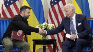 Biden se disculpa con Zelenskyy por demora en envío de armas que permitió avances de Rusia