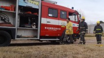 Imagen de Un auto se incendió en la ruta 22 cerca de Godoy