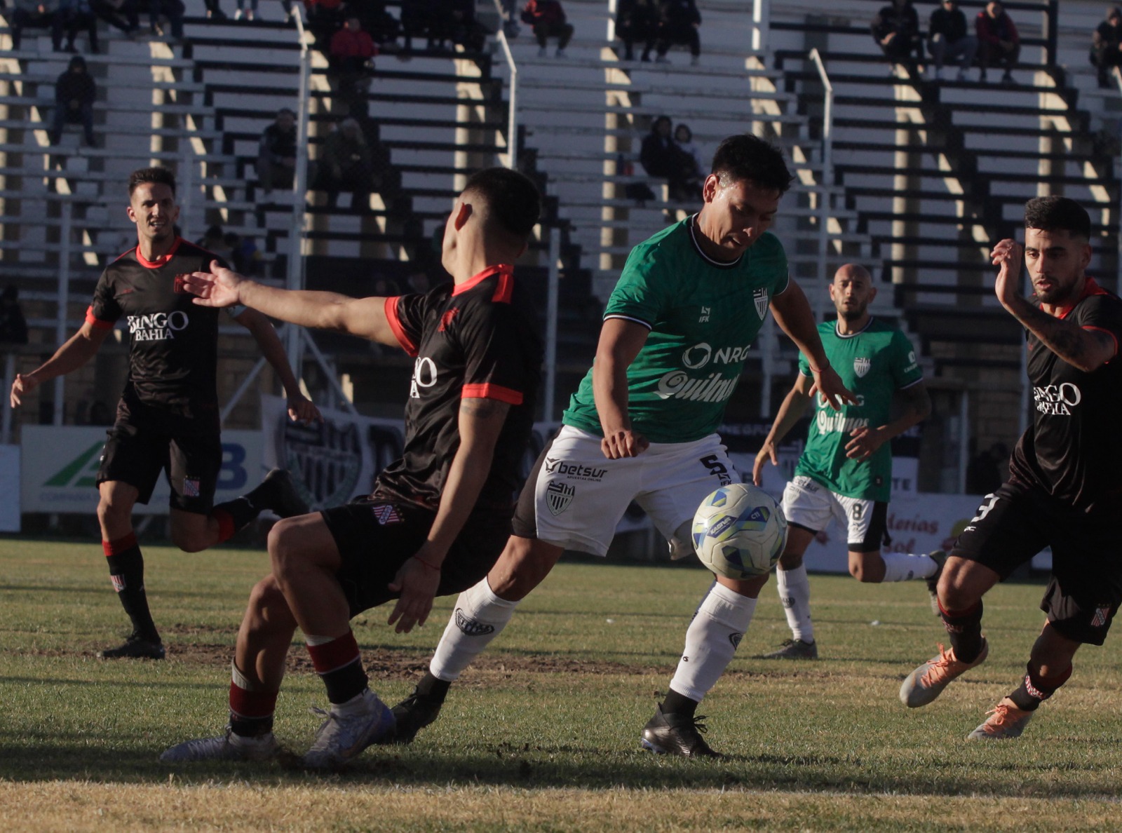 Cipolletti estrenó la camiseta alternativa verde en el 0 a 0 con Sansinena. (Foto: Oscar Livera)