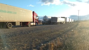  140 camioneros ante el frío extremo: esperan que abra Pino Hachado, varados desde el viernes