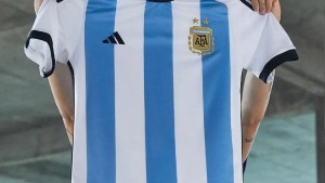 Le prometieron una camiseta de la selección Argentina y le terminaron vaciando la cuenta del banco en Roca