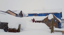 Imagen de Video | Caviahue bajo nieve: así palean Valentina y Lucía para salir de sus casas después del temporal