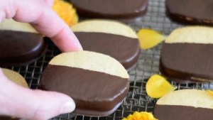 Paso a paso para estas cookies de naranja, canela y chocolate