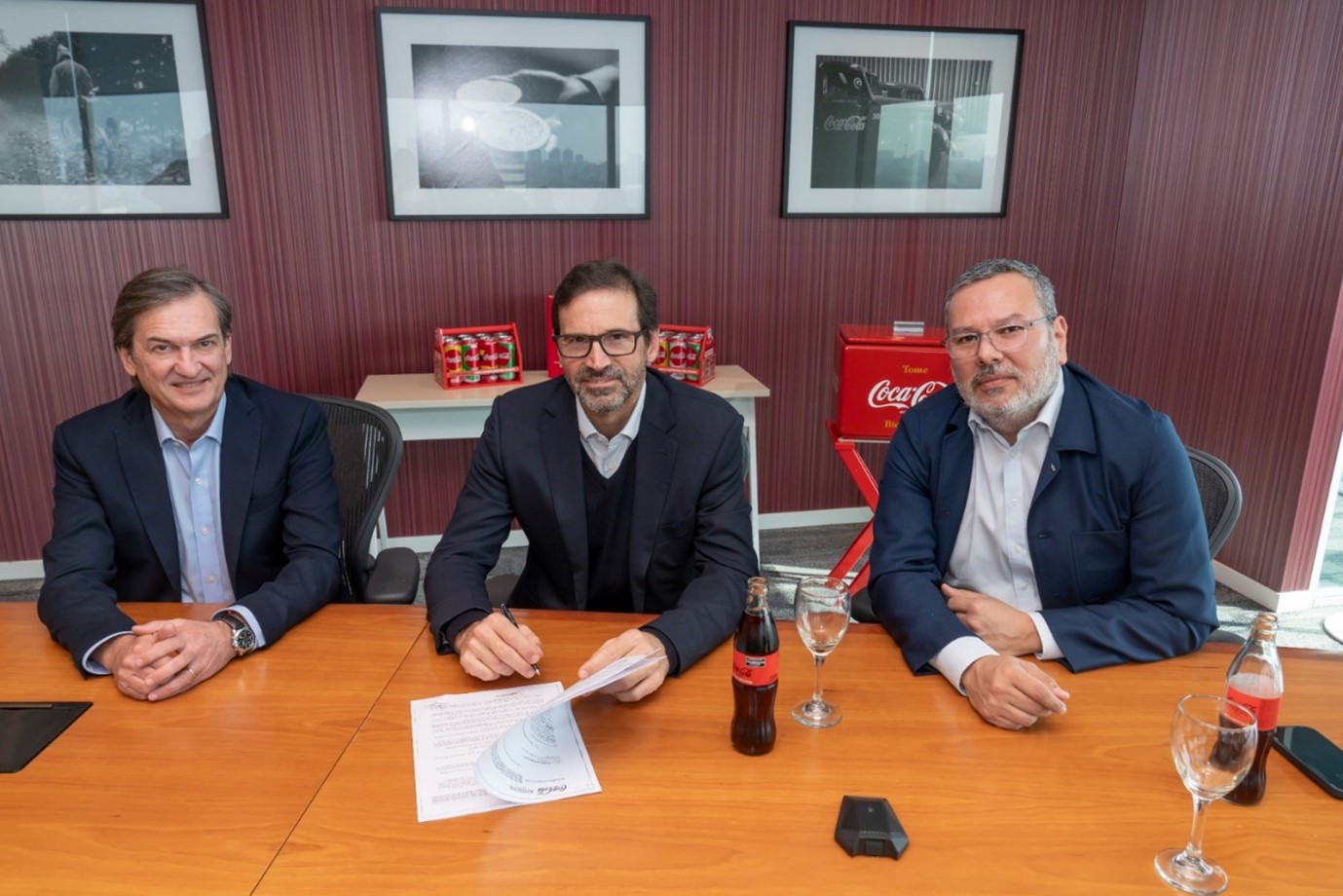 El acuerdo fue sellado entre Fabián Castelli, CEO de Coca-Cola Andina Argentina, Gustavo Mariani, CEO de Pampa Energía y Abelardo Gudiño, Gerente General de Coca-Cola Argentina.
