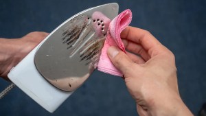 Cómo limpiar la plancha para que no manche la ropa: seis trucos infalibles