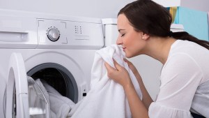Cómo sacar el olor a humedad en la ropa