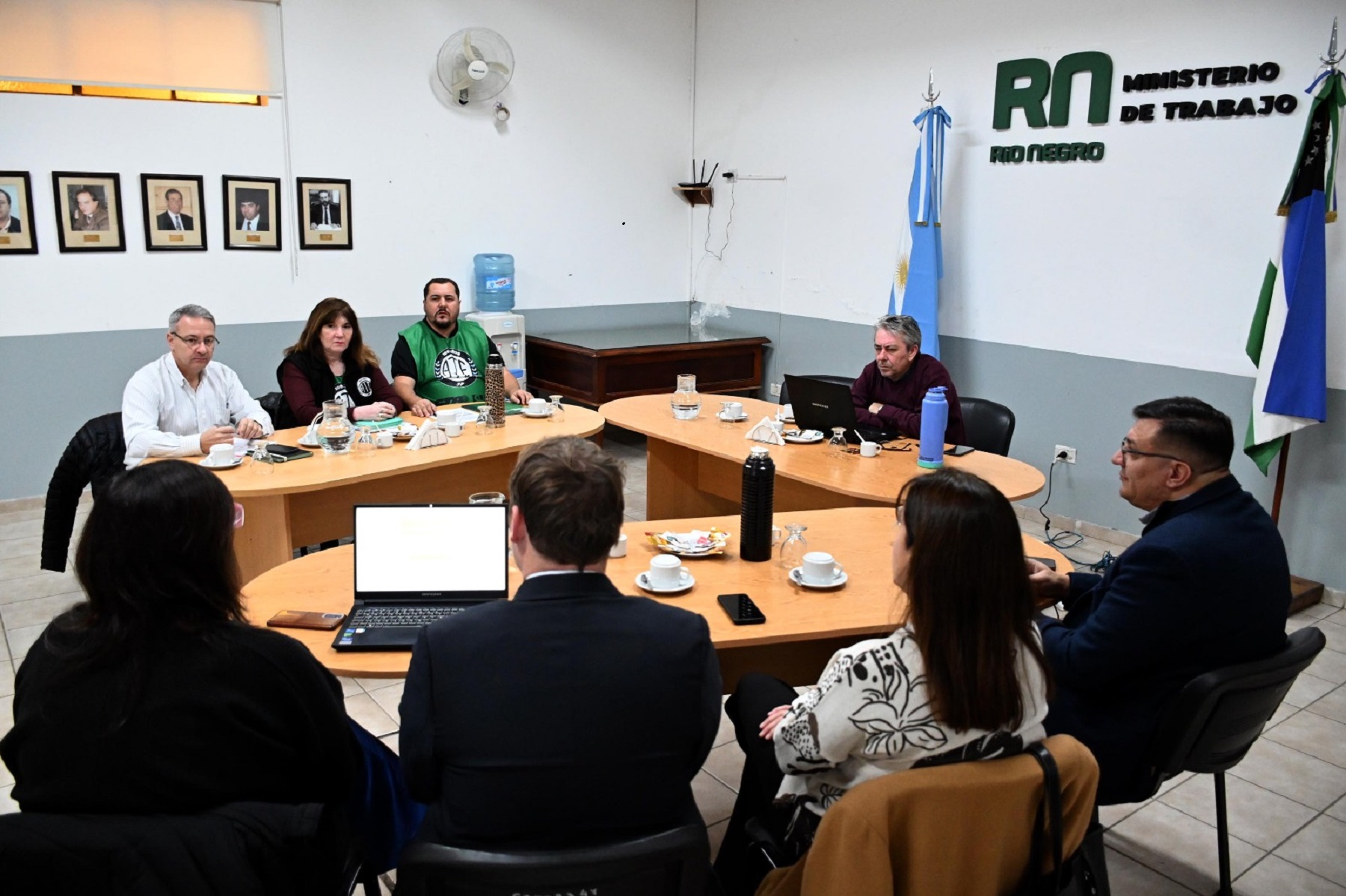 Los representantes del Gobierno junto a la delegación de ATE. Foto: Marcelo Ochoa.