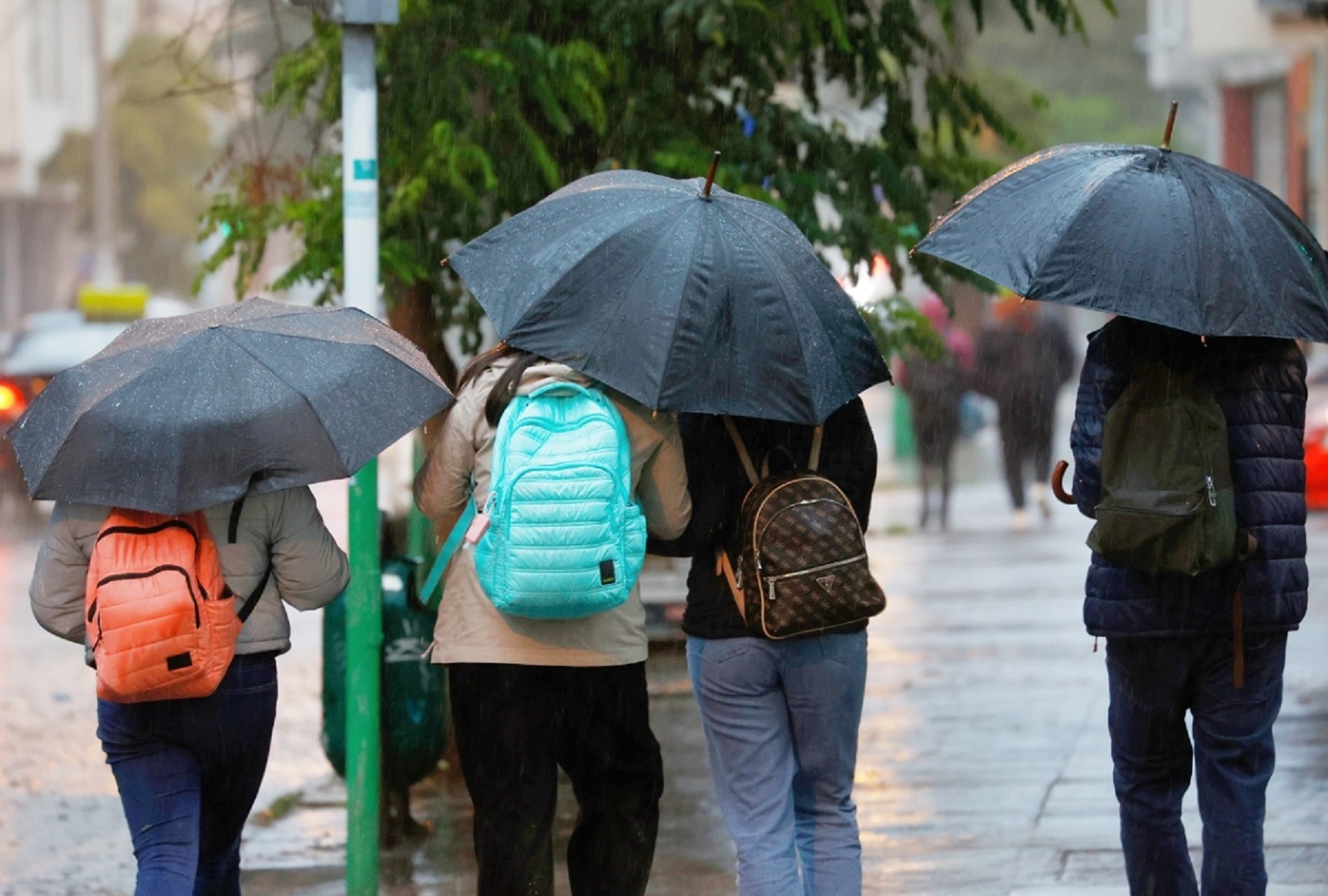 El ciclón afecta a Chile, con tormentas y fuertes vientos, por lo que la población se mantiene en alerta.-