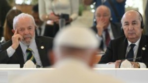 El papa Francisco pide en el G7 prohibir las «armas autónomas letales»
