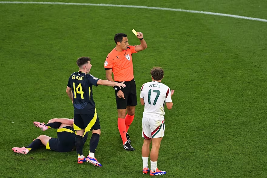 El técnico de Escocia explotó contra Facundo Tello, el árbitro argentino.