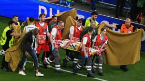Conmoción en la Eurocopa: un jugador de Hungría se desvaneció y fue retirado en ambulancia