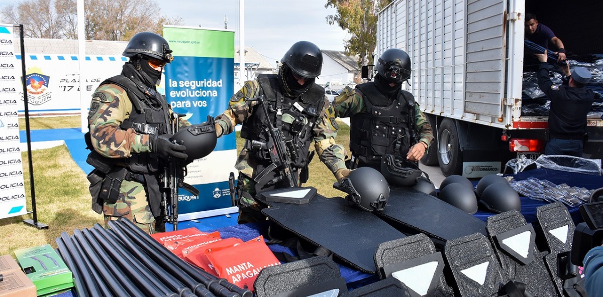 En mayo el gobierno de Neuquén entregó nuevo equipamiento a las fuerzas especiales. (Gentileza)