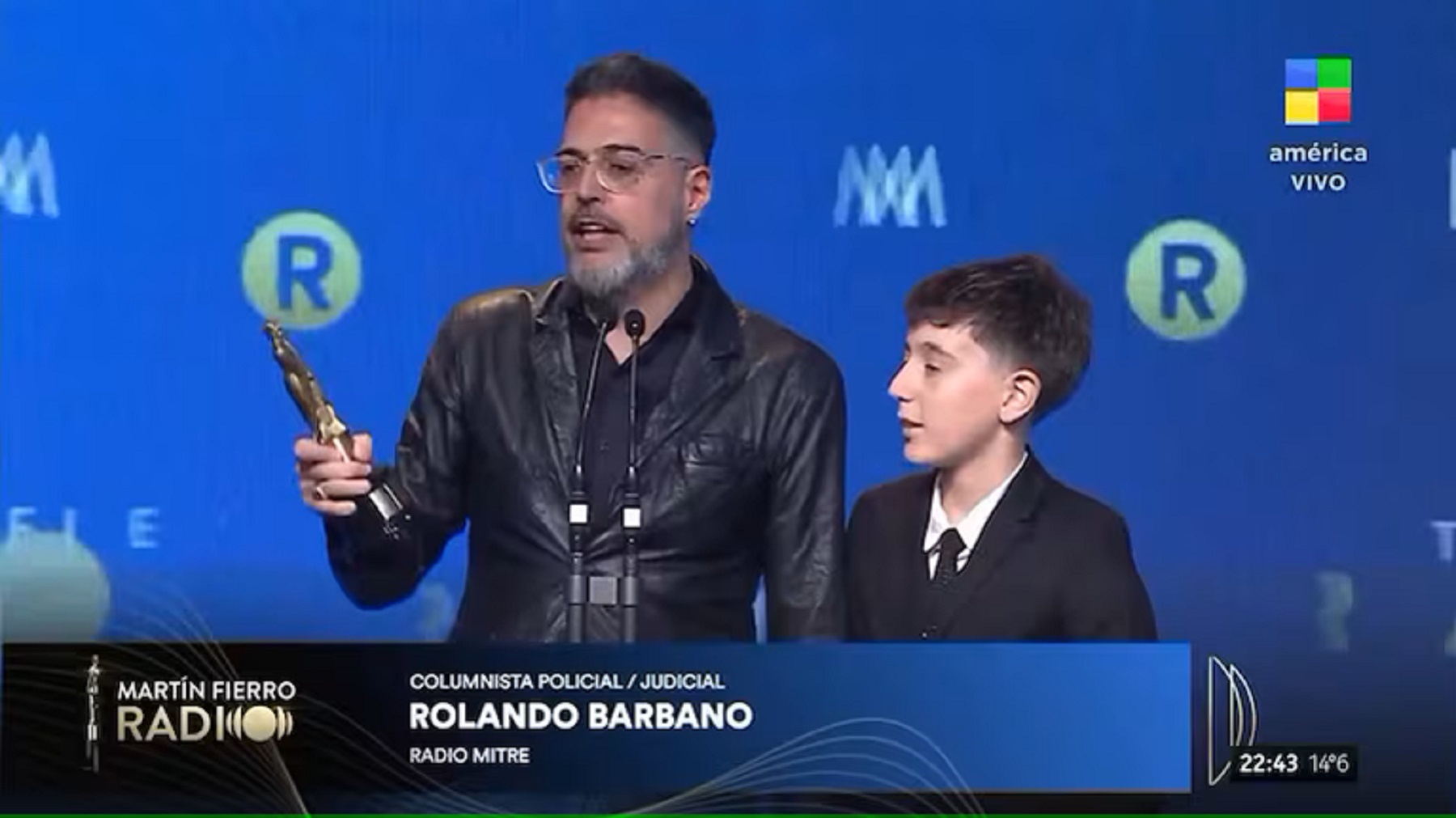Rolando Barbano recibiendo el Martín Fierro

