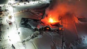 Video | Angustiante: se incendió una escuela de Caviahue y la nieve complicó la llegada de Bomberos