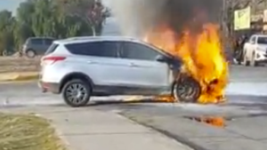 Video | ¡Impactante! Una camioneta ardió totalmente en llamas en Neuquén