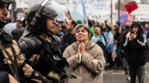 Imagen de Liberaron a 17 imputados por los incidentes durante el tratamiento de la Ley Bases