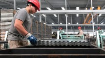 Imagen de La economía se hunde: cayó 1,7% en abril lastrada por la baja de la industria y la construcción