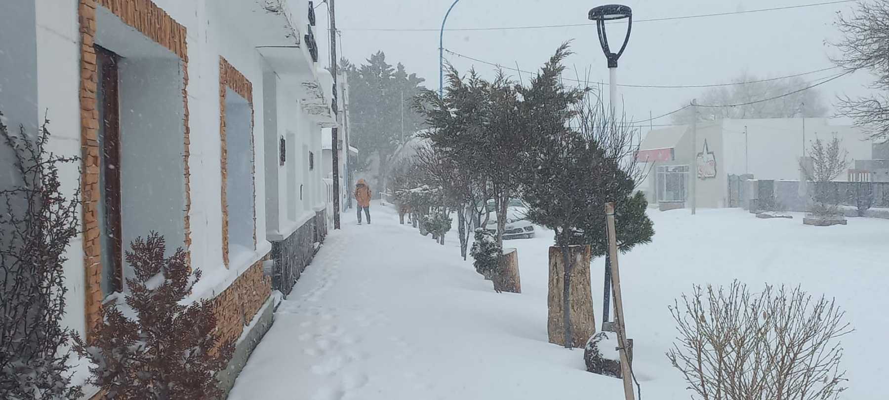 Nieve en la Línea Sur. Jacobacci de blanco. Foto archivo. 