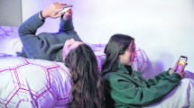 Imagen de Uso del celular en los jóvenes de Neuquén: antes de dormir y como escape al aburrimiento