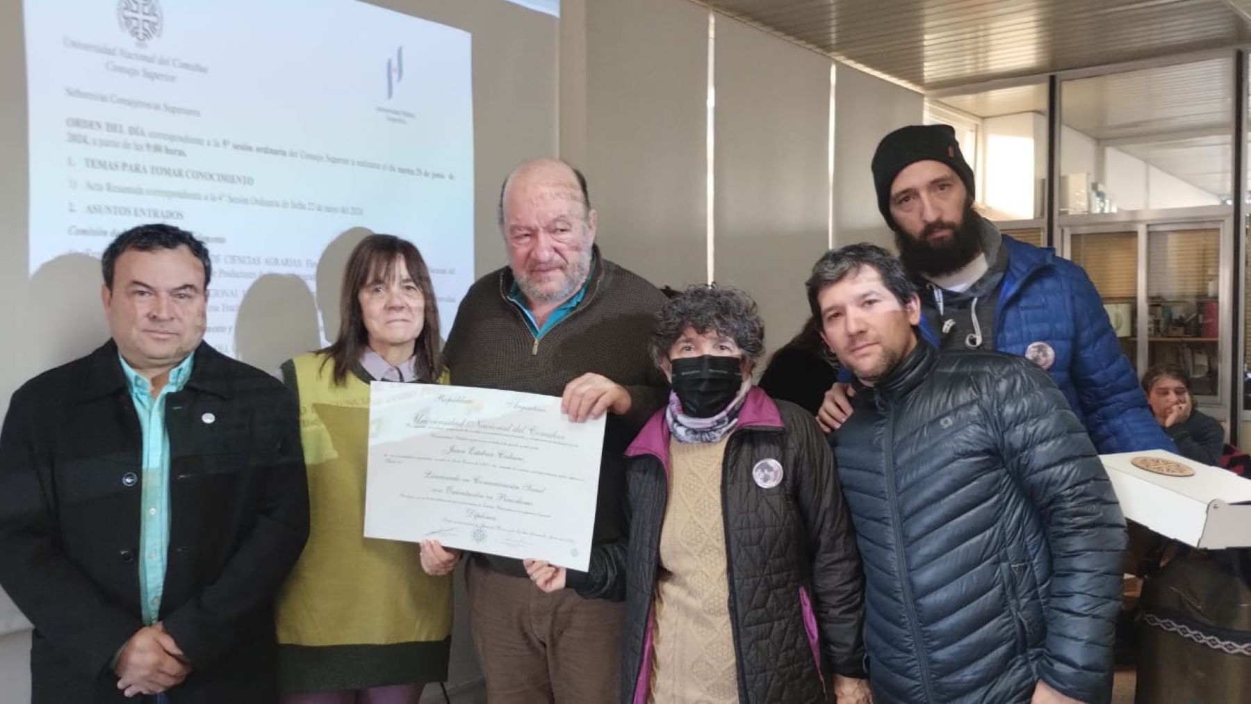 Los padres y hermanos de Juan con la rectora Beatriz Gentile y el vicerrector Paul Osovnikar. (FOTO: Gentileza)