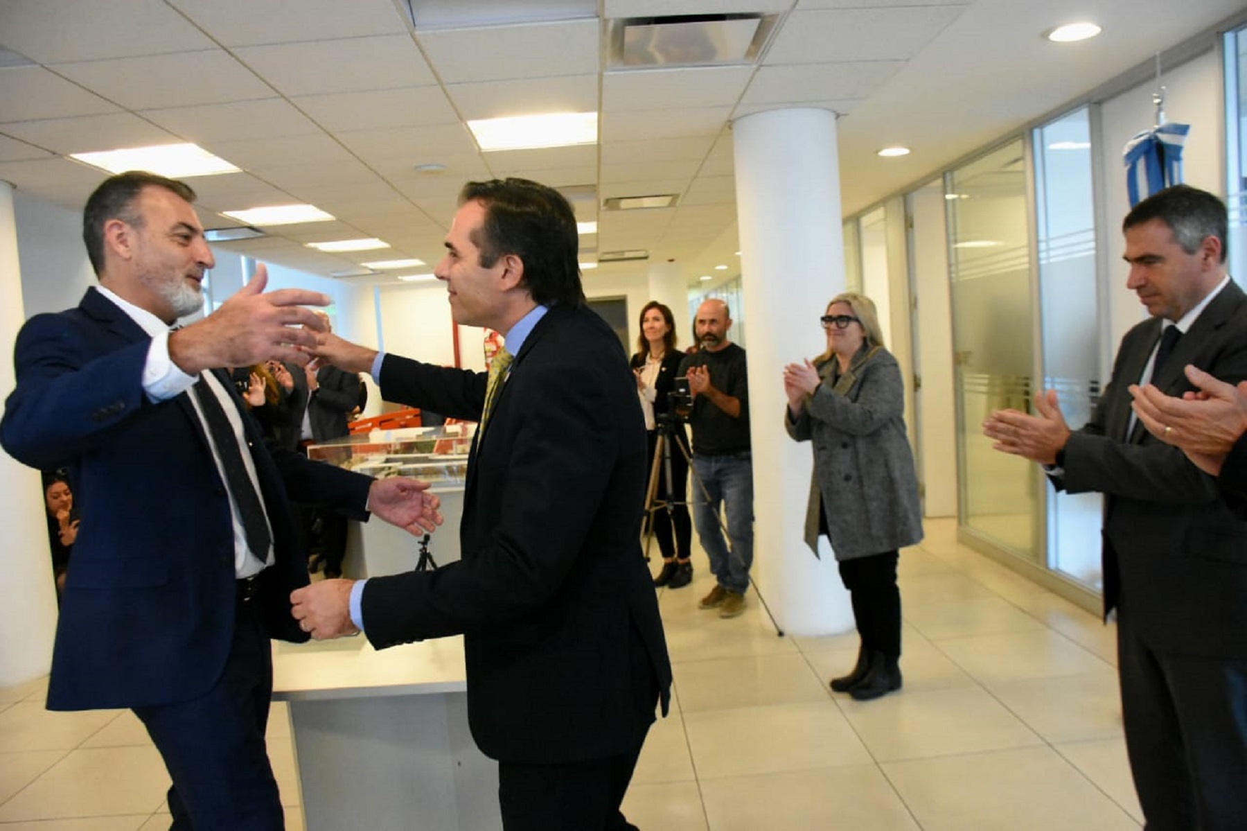 El abrazo de Zabala y Gerez, el aplauso de Gennari y Mazieres, durante el acto en el MPF de Neuquén. (Matías Subat)