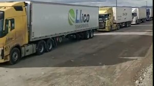 Más de 200 camiones varados pasarán la noche en Las Lajas para cruzar de Neuquén a Chile
