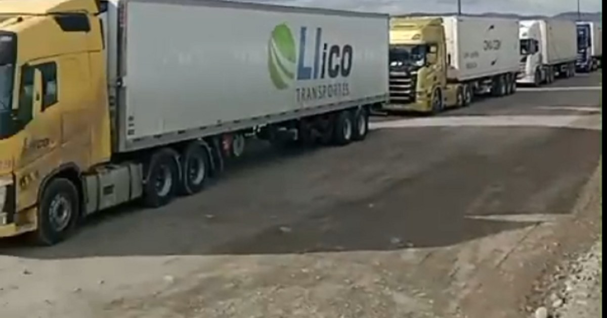 Más de 200 camiones varados pernoctarán en Las Lajas para llegar de Neuquén a Chile