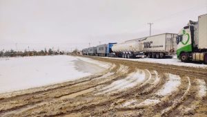 Cruzarán 60 camiones varados por Pino Hachado este viernes luego del temporal de nieve: el operativo desde Las Lajas