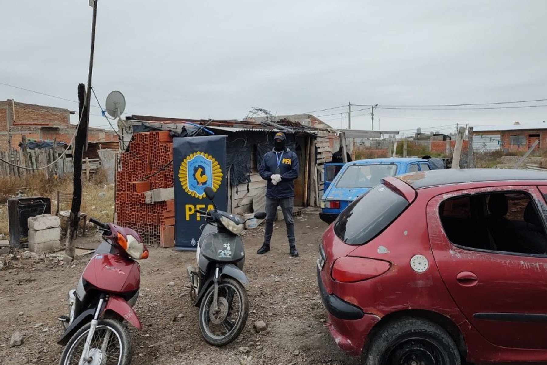 La Policía Federal realizó tres allanamientos en diferentes barrios de Viedma. 