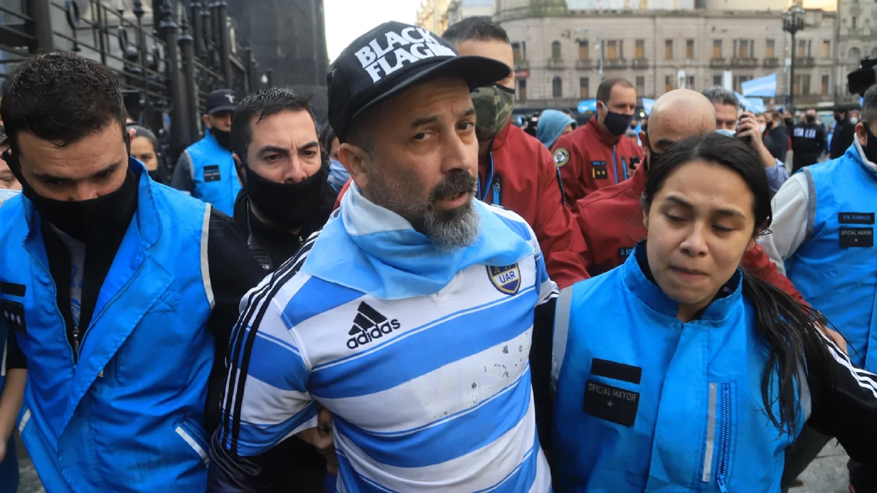 Uno de los detenidos durante los desmanes cerca del Congreso. (Foto NA).
