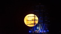 Imagen de De la Fragata Libertad a las ballenas, la luna llena brilla en la Patagonia: las fotos más impactantes en Puerto Madryn