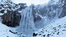 Imagen de Video | Maravilla de la Patagonia: entre la nieve y los -15°C, se congeló la cascada La Fragua del norte de Neuquén