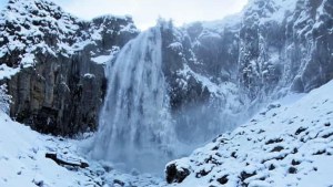 Video | Maravilla de la Patagonia: entre la nieve y los -15°C, se congeló la cascada La Fragua del norte de Neuquén