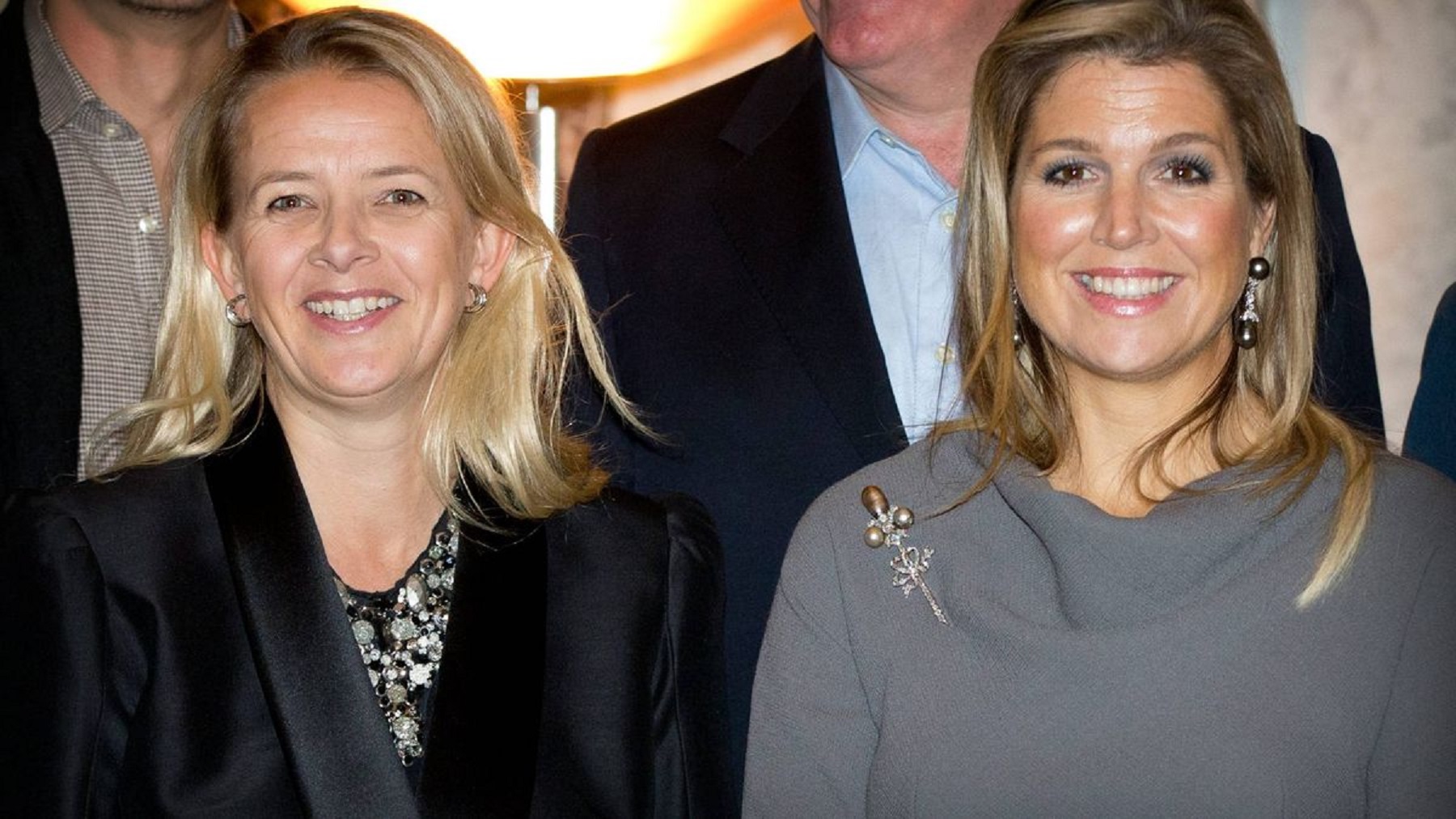 Máxima, reina de Países Bajos, comparte una estrecha amistad con la princesa Mabel, a su izquierda.-