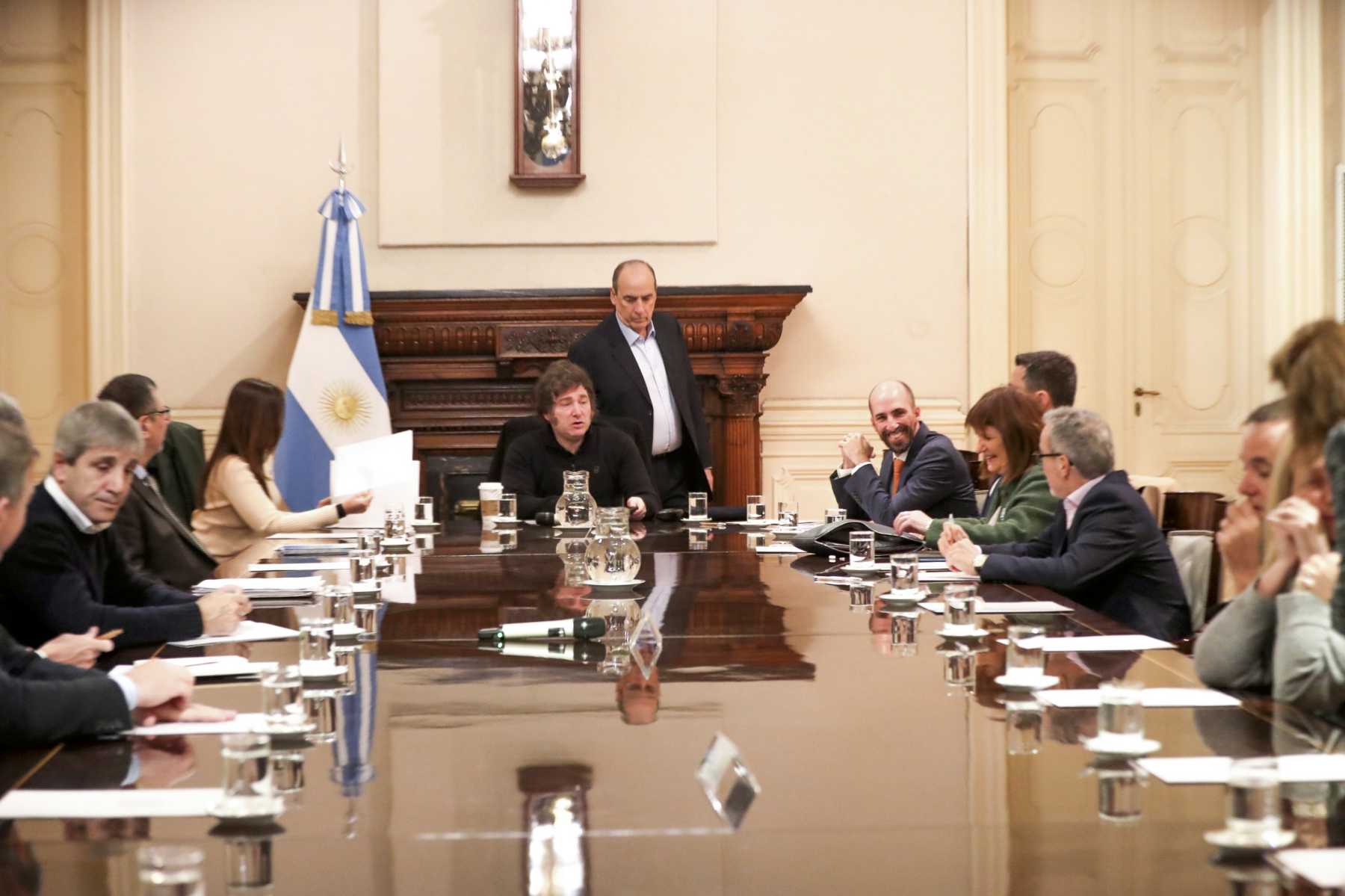 Javier Milei encabezó la reunión este martes en Casa Rosada junto a sus ministros. Foto: Presidencia.  