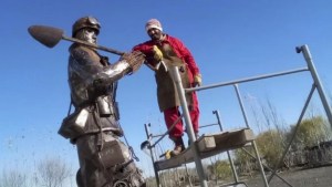 Pesar por la muerte del escultor que hizo el monumento para los veteranos de Malvinas en Cipolletti