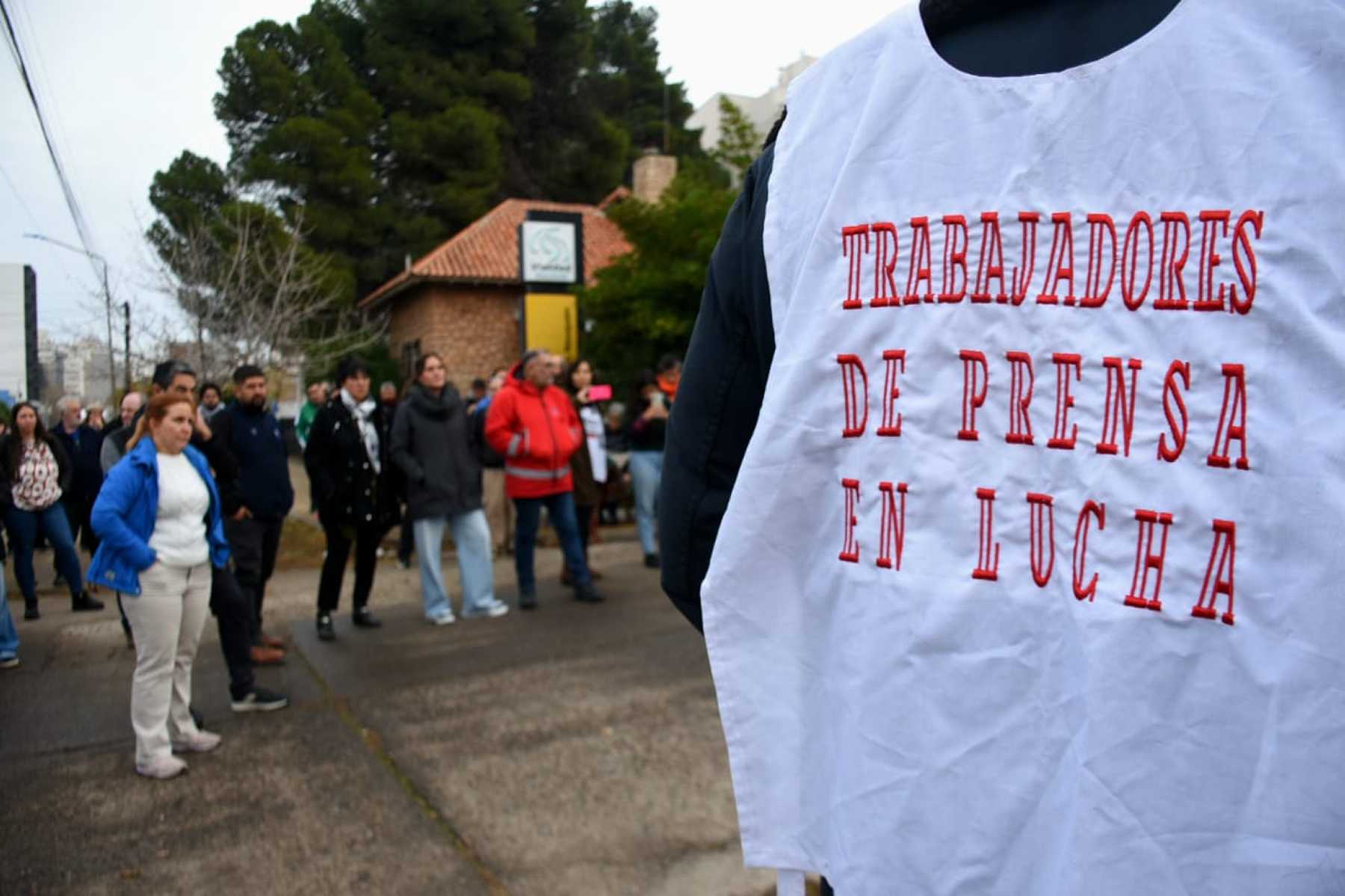 Abrazo a Radio Nacional Neuquén por el sindicato de prensa. Foto: Matías Subat. 