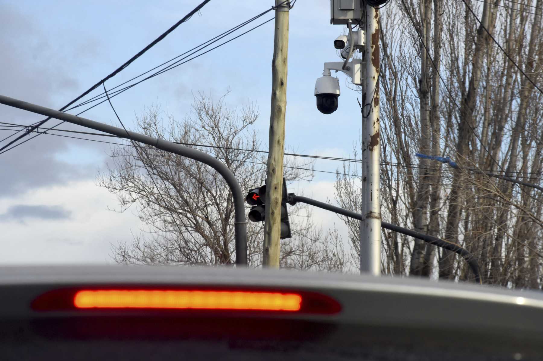 En Valentina sur rural o en la nueva Ruta 22 ya están instaladas las cámaras para multar a los que arrojan escombros o basura (foto Matías Subat) 