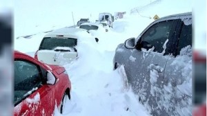 Decenas de personas atrapadas en la nieve fueron rescatadas por el Ejército, en Chubut