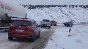 Rutas y pasos fronterizos complicados por la nieve este lunes: invierno crudo para Neuquén