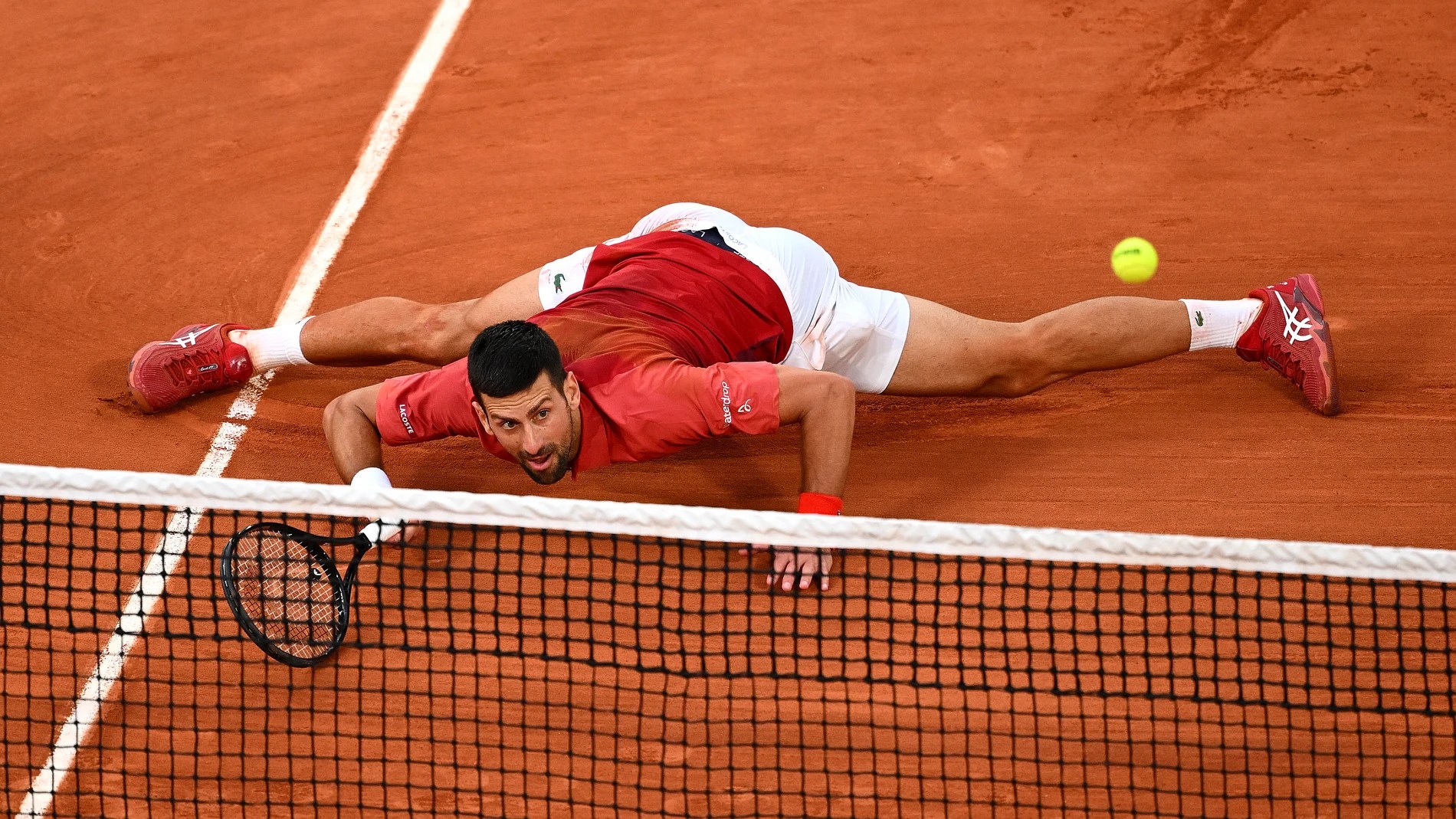 Djokovic se bajó del Roland Garros por una lesión en la rodilla.