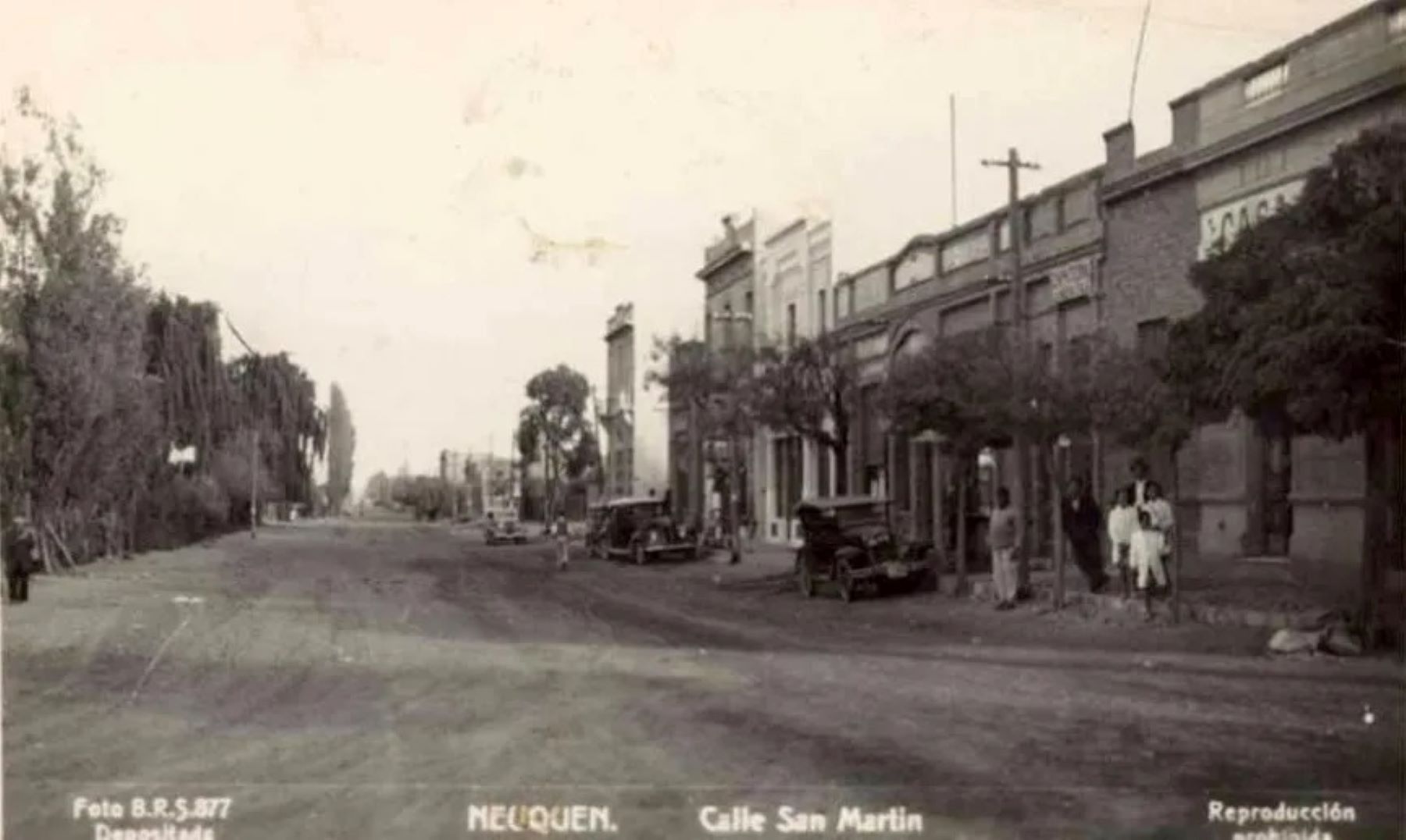 En la esquina de San Martín y avenida Argentina funcionó el primer surtidor de combustible de Neuquén. Foto: Gentileza