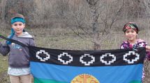 Imagen de El orgullo de los niños de Río Negro que prometen la bandera mapuche: «Es una emoción muy grande»