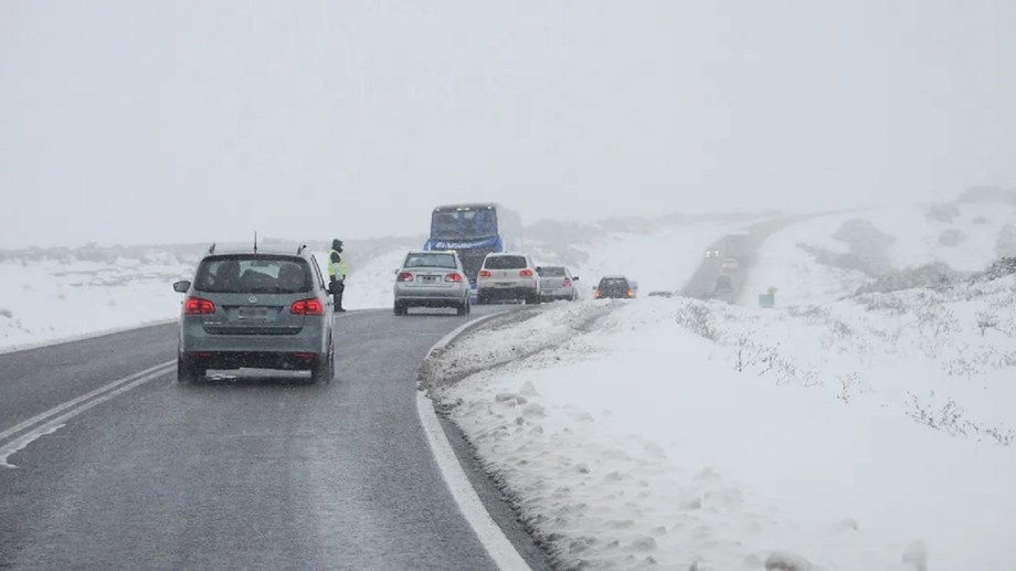 Nieve en las rutas de Neuquén: un colectivo despistó en San Martín de los Andes