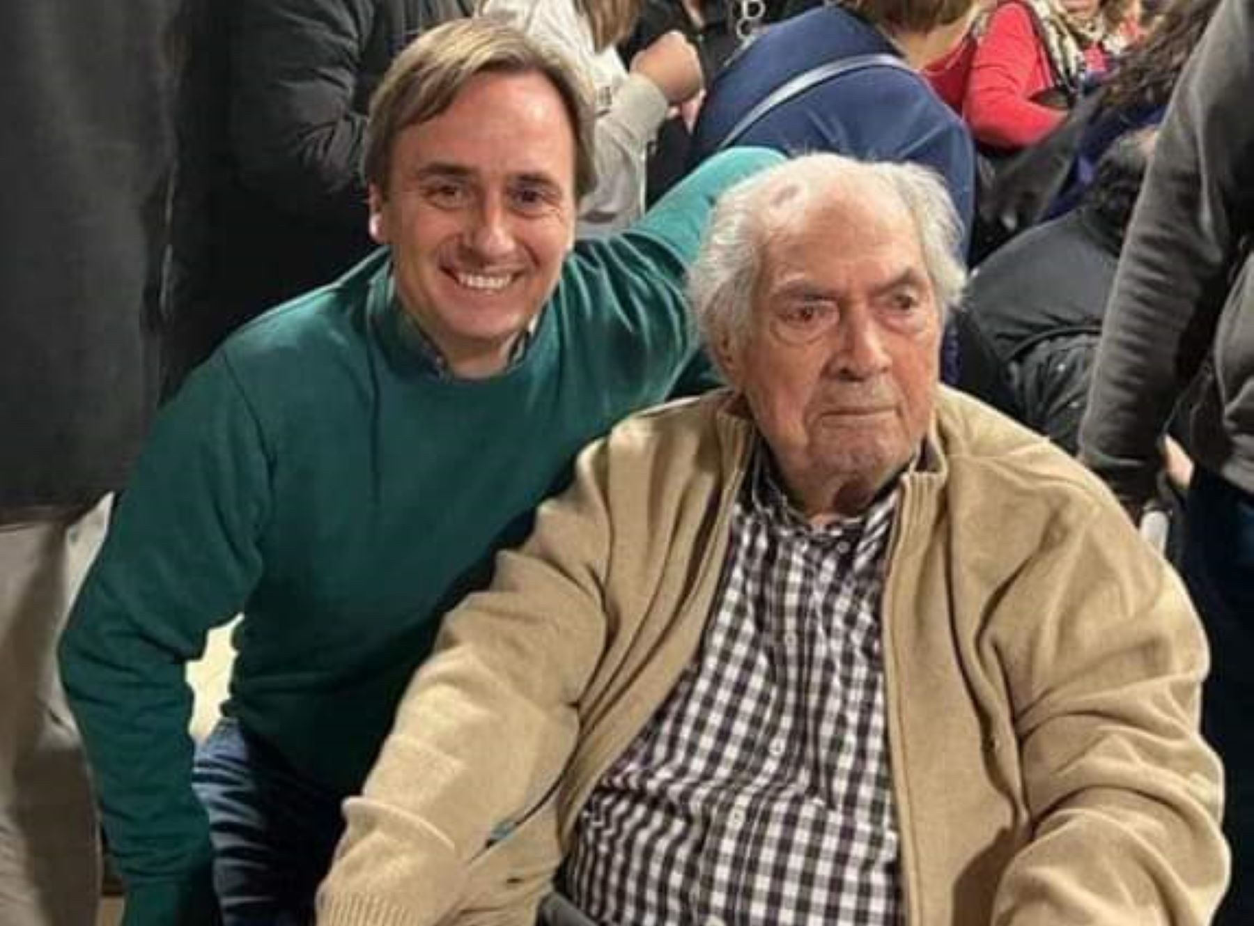 Víctor Pelaéz junto a su hijo Juan, actual funcionario de Neuquén. Foto: Facebook Mirta Domene. 