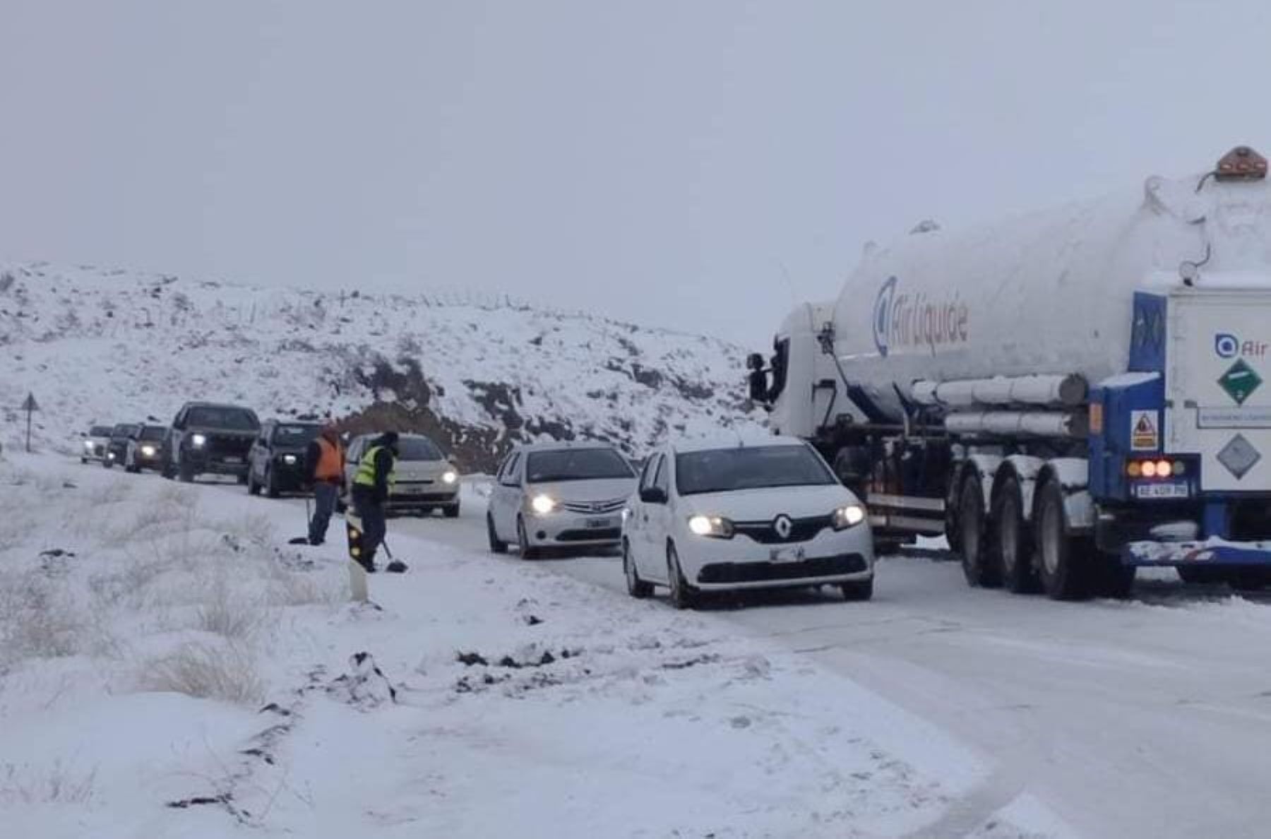 Hubo vehículos  atrapados por la nieve en las rutas de Neuquén. Foto: Facebook Muni de Piedra.