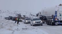 Imagen de Varados en Piedra del Águila por la nieve: así pasaron la noche y aún hay 60 camiones