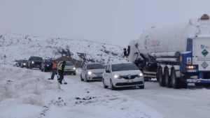 Varados en Piedra del Águila por la nieve: así pasaron la noche y aún hay 60 camiones