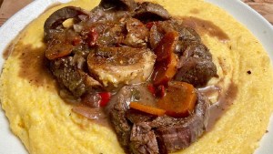 Hoy sale osobuco al vino tinto con polenta cremosa