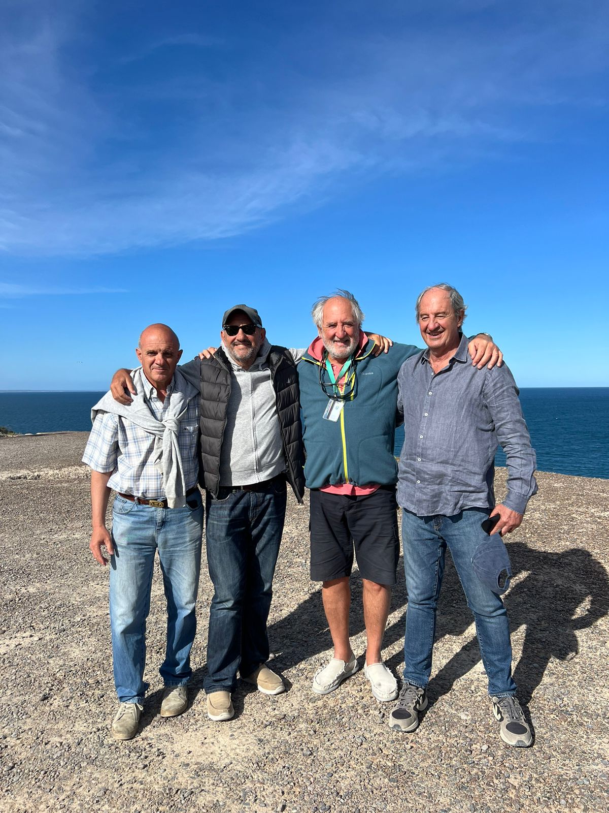 Los hermanos Goity, en Puerto Madryn. En el centro Gabriel, el 'Puma', y junto a él 'Popey'.  La foto es de diciembre de 2023. Celebraron allí el cumpleaños n° 70 de Gregorio, el mayor (de camisa azul). El que resta es Guillermo, que, como Popey, está radicado en Madryn.